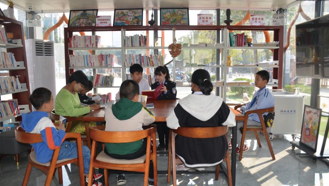 ]]နန်းတော်ယဉ်ကျေးမှု}}ဖြင့် ]]နယ်စပ်ပုလဲလုံး}}ကို လင်းလက်စေ