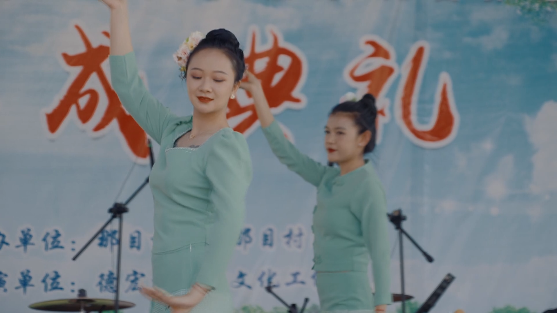 傣族舞蹈|请欣赏那目少女组表演的新编宫廷舞