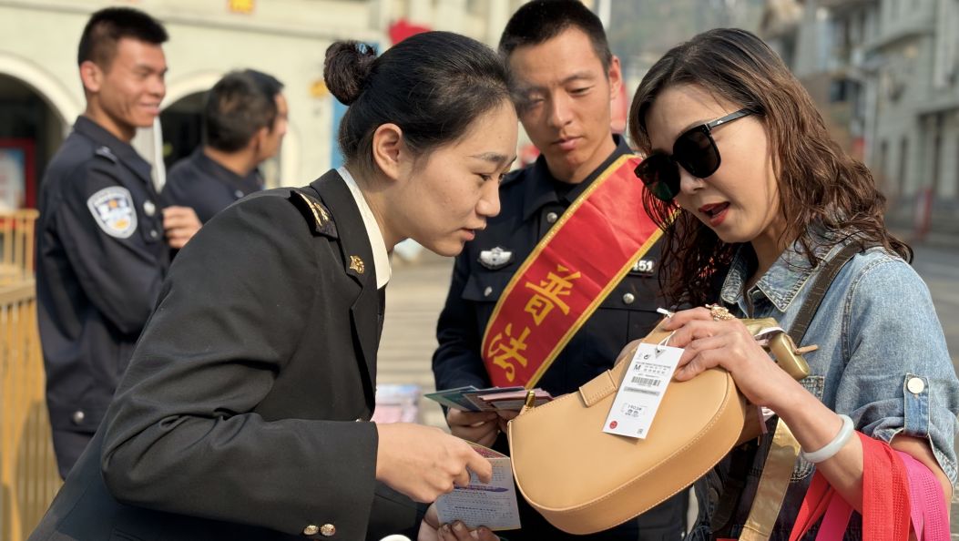 畹町多部门开展“3·15”国门普法宣传活动