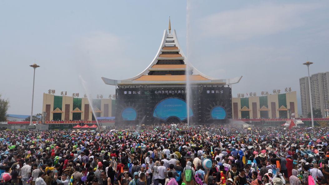 欢歌笑语洒圣水  共叙民族团结情