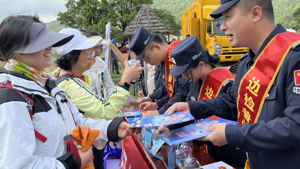 太新颖！看警察蜀黍音乐节普法！