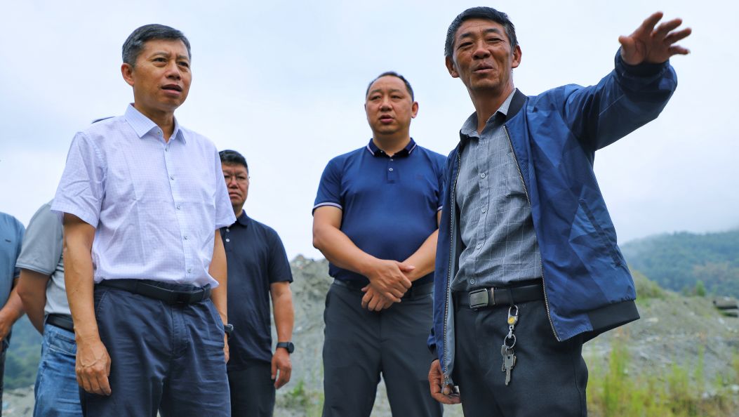 卫岗在督导中央生态环保督察交办群众举报件整改工作时要求：全力以赴补齐生态环境保护短板弱项   以高品质生态环境支撑高质量发展 