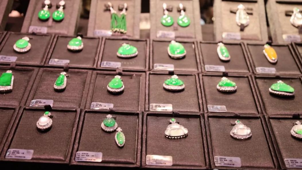 瑞丽首批珠宝玉石成品明码标价示范店授牌