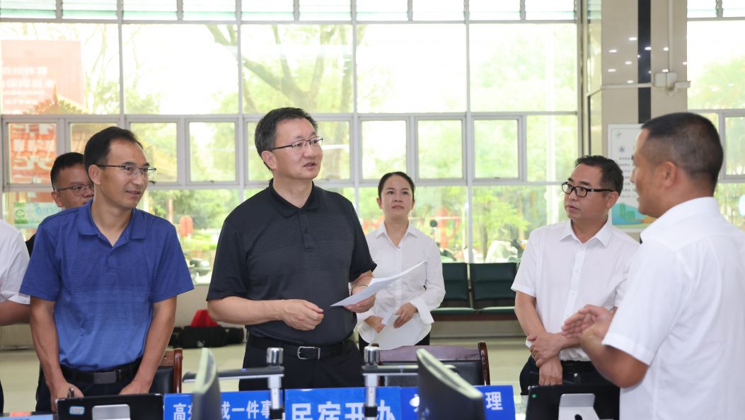 姜山带头开展政务服务“走流程”时强调：工作流程再优化 办事效率再提升 尽心尽责推动政务服务一步步迭代升级