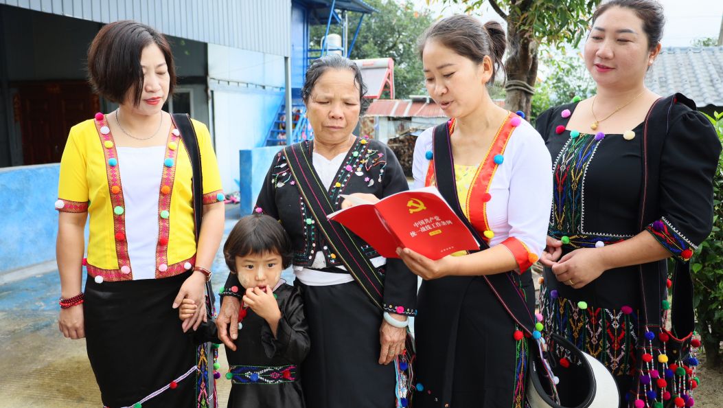 瑞丽：统战工作条例进乡村 助力民族团结进步工作