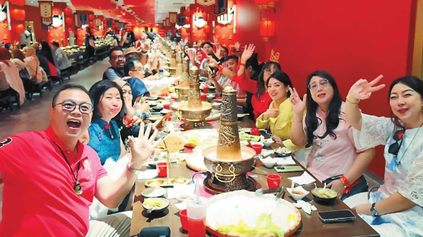 文化中国行丨丽江长街宴 纳西风情浓