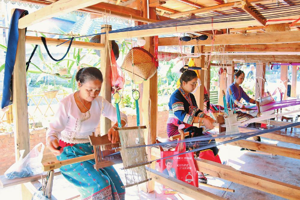 文化中国行丨一经一纬织傣锦 千丝万缕绣美好