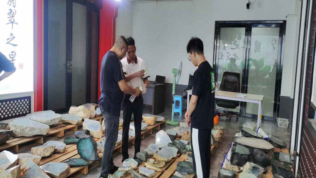 瑞丽：多措并举 强化前端管理 助推珠宝玉石行业健康发展