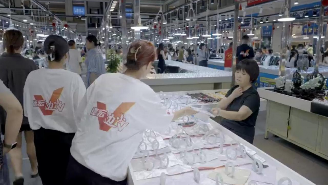 德宏州“边小V”普法志愿者走进瑞丽直播“梦工厂”