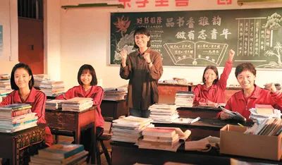 看“燃灯校长”和“山花们”的荧屏绽放！《人民日报海外版》聚焦电视剧《山花烂漫时》