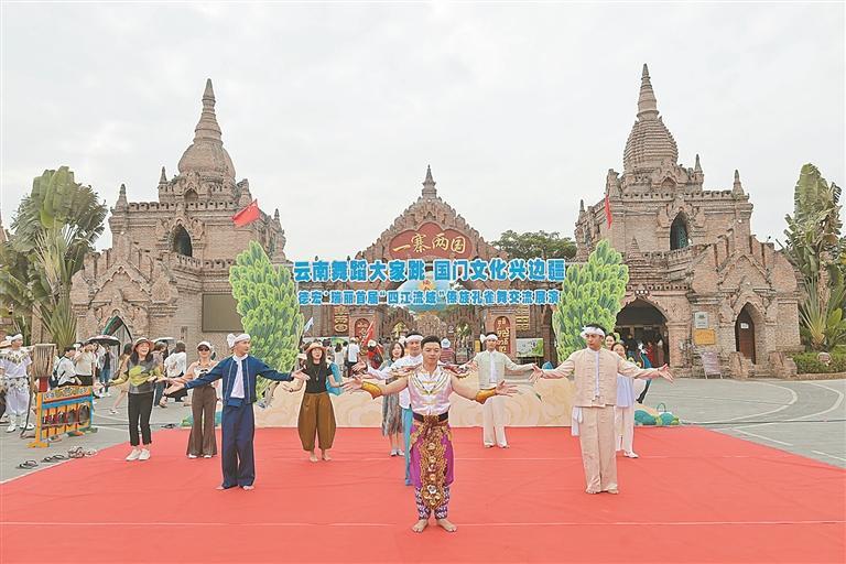 文化中国行 | 德宏·瑞丽首届“四江流域”傣族孔雀舞交流展演活动在瑞丽举办