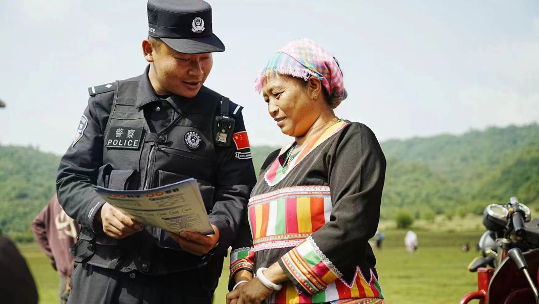 勐弄边境派出所开展重阳节普法宣传活动