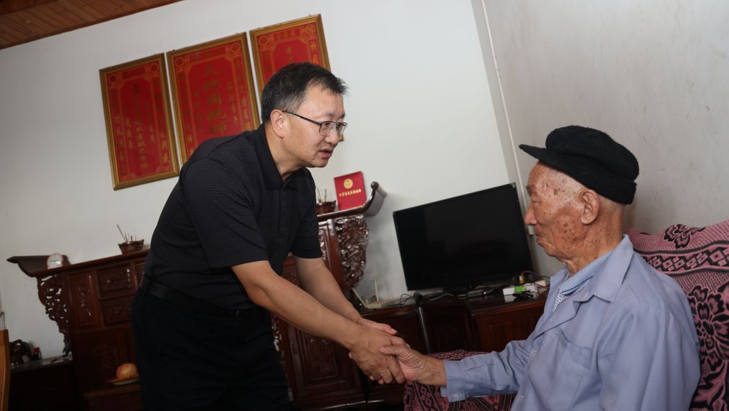 姜山在盈江县开展重阳节走访慰问活动时强调​： 用心用情做好老龄和养老服务工作 切实提升老年人的获得感和幸福感 