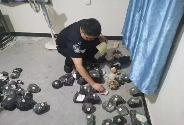 德宏陇川：打掉一个玉石直播诈骗窝点