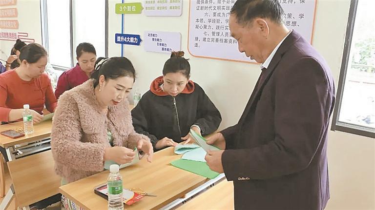 章凤镇开展傣族剪纸培训