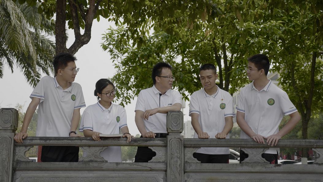 【智汇德宏 英才兴边】李建坤：把学生装进心里