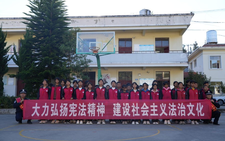 法治进校园 宪法护成长