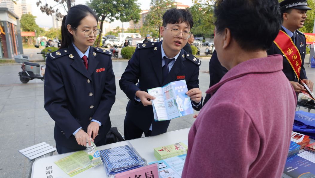 瑞丽市举办国家宪法日集中宣传活动