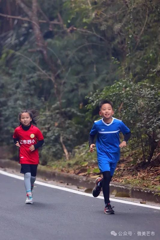 2786名跑步爱好者在芒市跑步迎新年