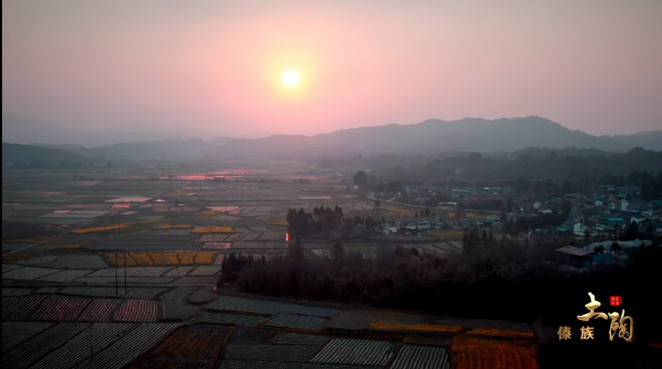 这里是德宏|岁月的泥，时光的火，灵巧的手，共同造就出这千年的神奇一一傣族土陶