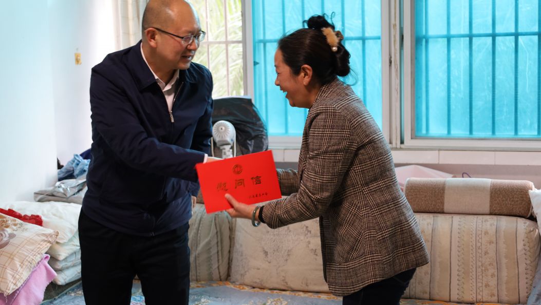 云南省总工会到德宏开展元旦春节送温暖活动