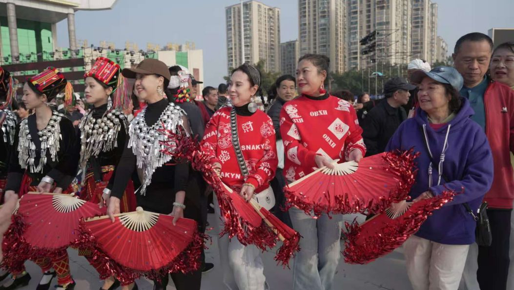 网络中国节·春节丨芒市新春目瑙纵歌开幕  万人共舞迎新春