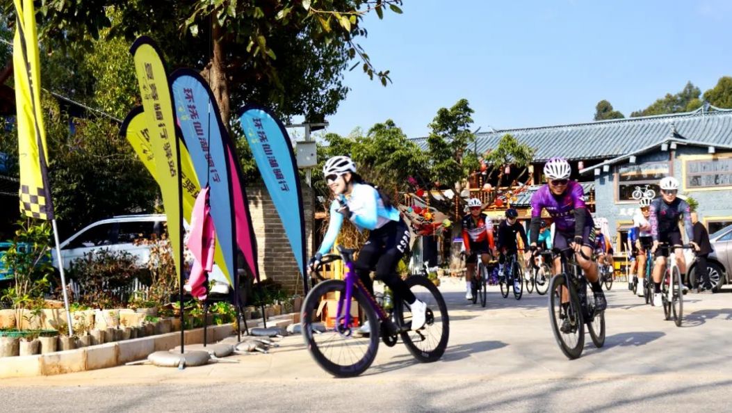 文化中国行丨骑行度新春 众多骑行爱好者在抚仙湖畔燃动青春活力