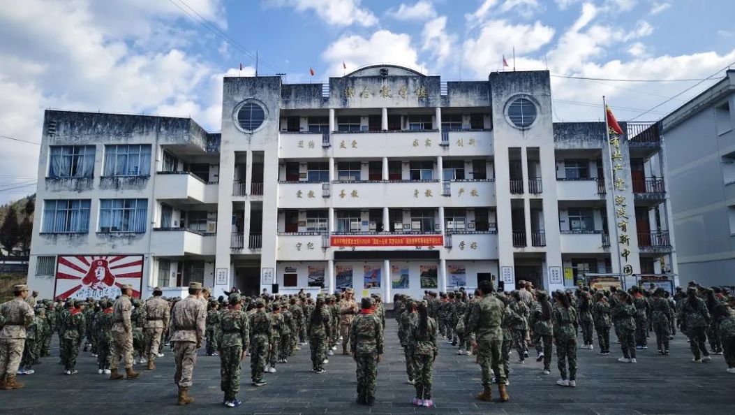 国防教育进校园| 这所小学的开学第一课超燃！