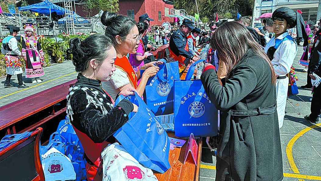 普法宣传走进少数民族传统节日（傈僳文）