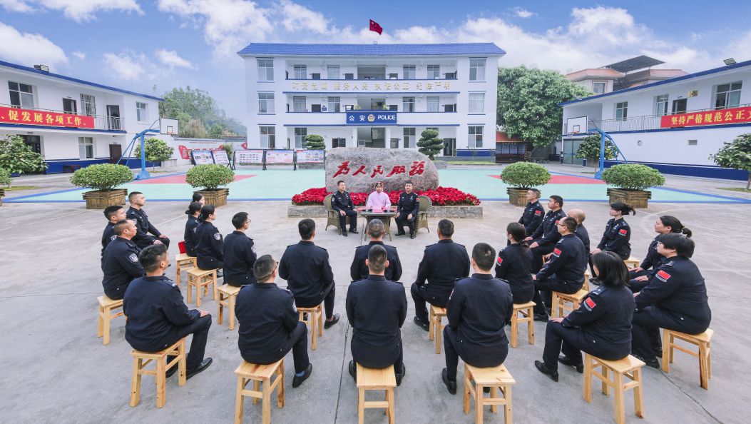 全国人大代表进警营宣讲全国两会精神