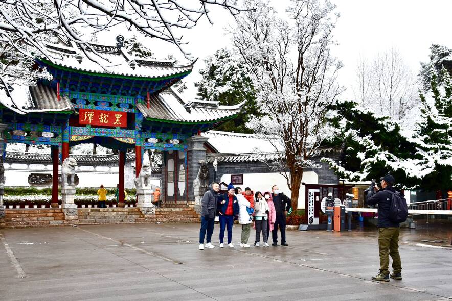 丽江春雪：邂逅黑龙潭的银白梦境
