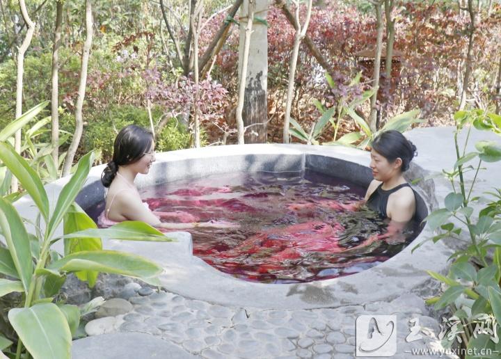 游客泡温泉享受惬意时光。