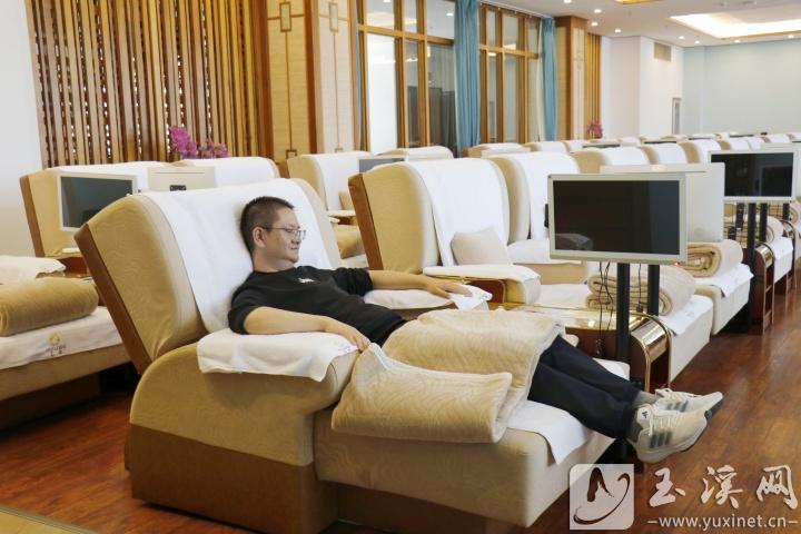 室内休息大厅可让人悠然躺下闭目养神。