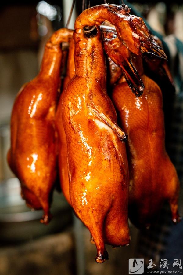 大营街青松毛烤鸭。