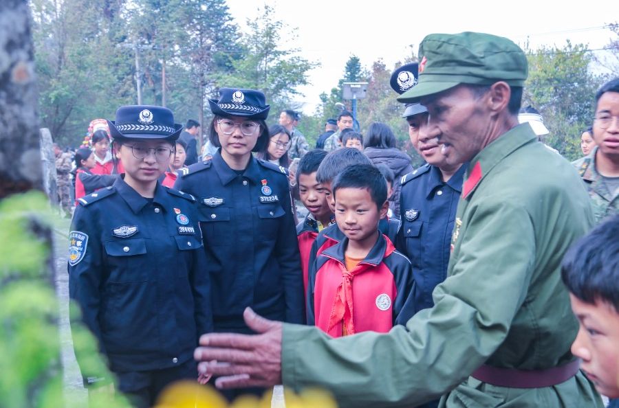 用掌心温度擦拭历史：滇西边境线上的 清明传承
