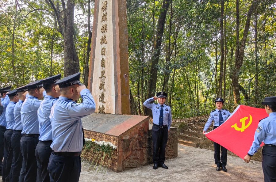 姐勒边境派出所与瑞丽边检站贺闷分站联合开展清明祭扫主题党日活动