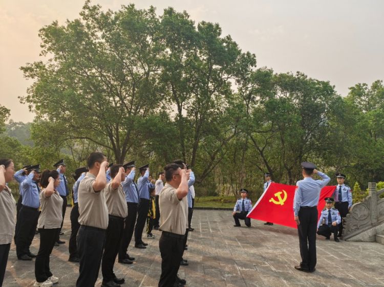 全体党员在纪念碑前宣誓.jpg