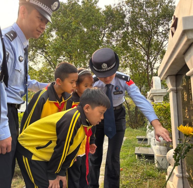 芒线分站民警为小朋友讲解英雄事迹2.jpg