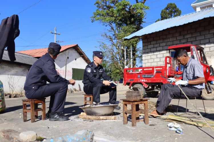 图为民警到辖区群众家中走访.JPG