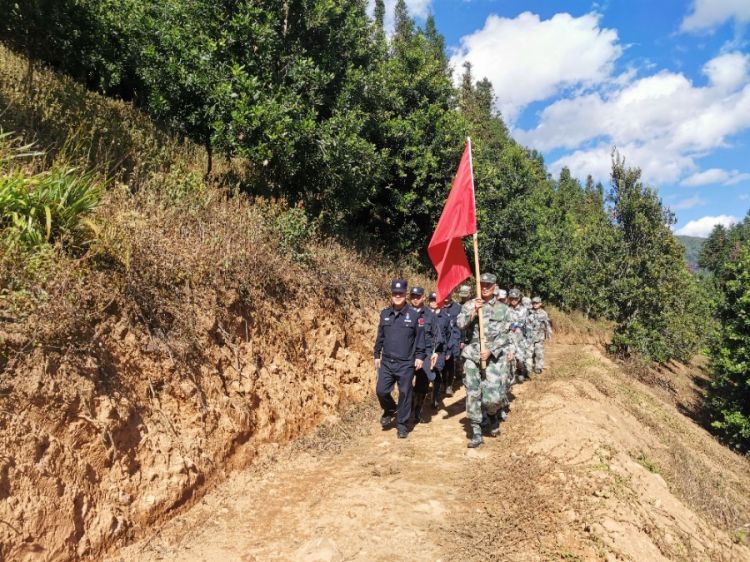 图为派出所民警联合开展巡逻.jpg