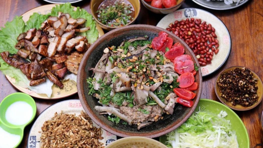 手抓才够味！米线配火烧肉，香到舔碗底