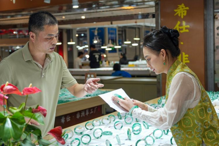 瑞丽市全力护航珠宝玉石直播新业态