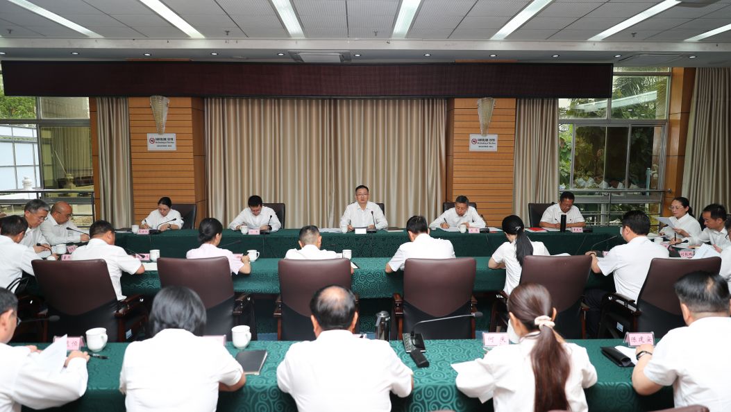 姜山主持州委理论学习中心组集中学习时强调：扎实开展深入贯彻中央八项规定精神学习教育 切实把作风建设新成效转化为干事创业新风气