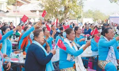 境内外“同唱一首歌”！《人民日报》整版关注德宏