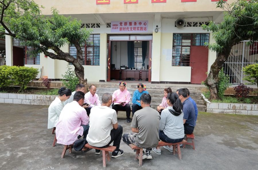 梁河县九保阿昌族乡以“板凳恳谈”推动作风建设见行见效      板凳上听民声 田埂间办实事