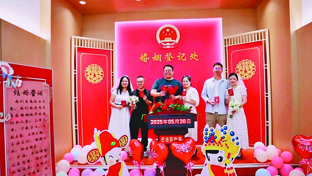 全国通办”添浪漫 百对新人“520”成功领证（傈僳文）