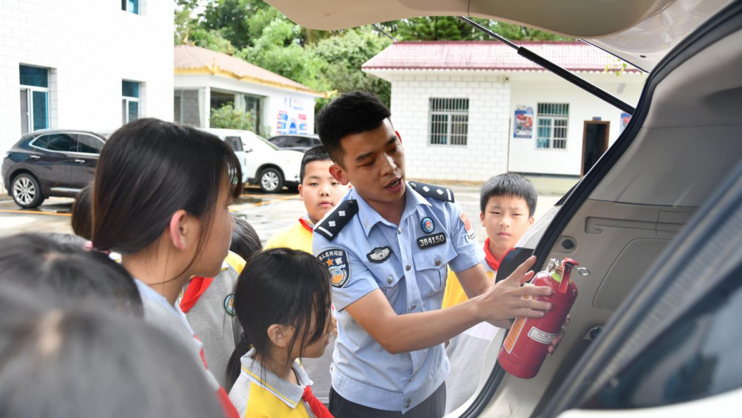  警营开放日：边检“六一”礼 童心种下戍边梦