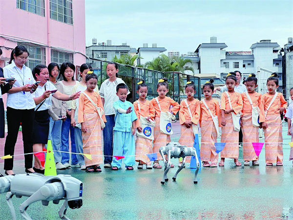 တရုတ်နိုင်ငံ တက်ဟုန်းပြည်နယ်ခွဲတွင် ၂၀၂၅ ခုနှစ် တရုတ်-မြန်မာ  သိပံ္ပပညာဖြန့်ဖြူးရေး ကျောင်းဝင်းလှုပ်ရှားမှုကို ရွှေလီ၌ ကျင်းပ