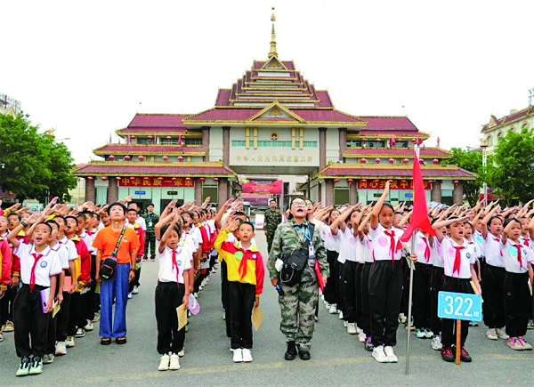 နယ်စပ်မျဉ်းကြောင်းပေါ်က ]]နိုင်ငံရေးအတွေးအခေါ်သင်ခန်းစာ}} ကျောင်းသားကျောင်းသူ ၆၀ဝ ဦး၏ ရွှေလီနယ်စပ်ဂိတ်သို့ လေ့လာရေးခရီးစဉ်
