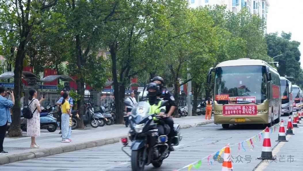 高考首日 芒市2478名学子逐梦考场 社会各界护航梦想